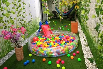 a pool of balls on the ground in a garden at Excepcional Casa Privada para Familias y Grupos - Excelente Ubicación in Medellín