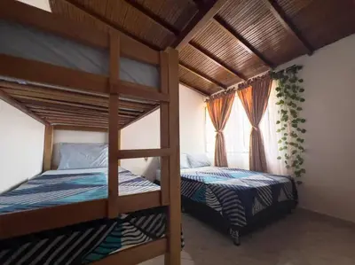 a bedroom with two bunk beds and a window at Excepcional Casa Privada para Familias y Grupos - Excelente Ubicación in Medellín