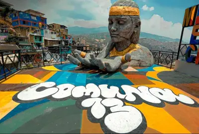 a statue sitting on top of a sign with at Excepcional Casa Privada para Familias y Grupos - Excelente Ubicación in Medellín
