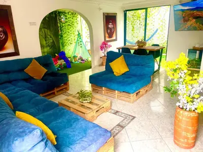 a living room with blue couches and a table at Excepcional Casa Privada para Familias y Grupos - Excelente Ubicación in Medellín