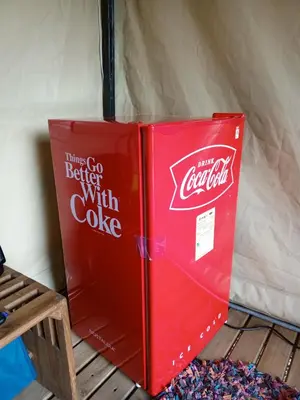 a red coke container sitting on a wooden floor at Cabaña & glamping para grupos de 4 a 6 personas, cerca al parque y con avistamiento de aves in Jardin