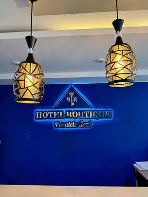 a sign for a houston hotter club with three lights at Hotel Boutique Paralela Real. in Manizales