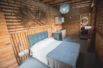 a bedroom with a bed in a wooden wall at Apartamento campestre para pareja en Manizales in Manizales