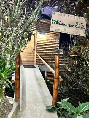 a small bamboo house with a sign on it at Apartamento campestre para pareja en Manizales in Manizales