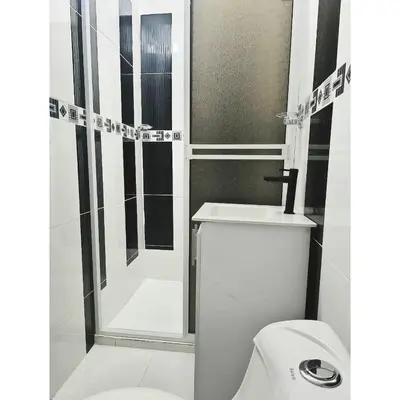 a white bathroom with a toilet and a shower at Posada Campestre en Doradal in Puerto Triunfo