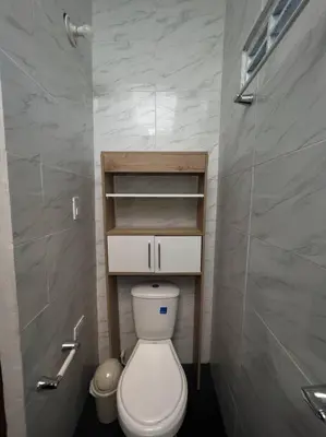 a small bathroom with a toilet and a shower at Apartamento Vacacional Campestre in Mariquita