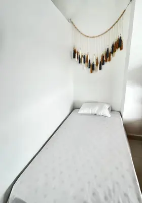 a bed in a small room with a wall at Apartamento Vacacional Campestre in Mariquita
