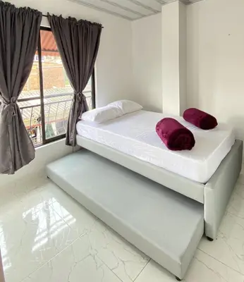 two twin beds in a room with a window at Apartamento Balcón 302 in San Luis