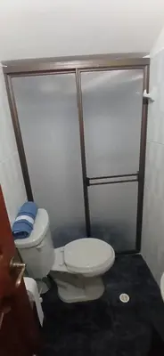 a bathroom with a toilet and a shower at Apartamento Rionegro cerca a Aeropuerto in Rionegro