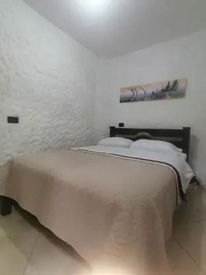 a bedroom with a bed in a white room at Apartamento Rionegro cerca a Aeropuerto in Rionegro