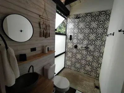 a bathroom with a sink and a mirror on the wall at Cabaña con jacuzzi y acceso al embalse - Portum II in El Peñol