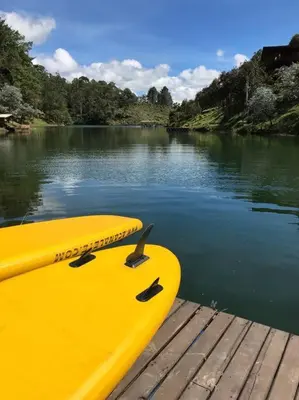 a yellow boat sitting on top of a body of water at Cabaña con jacuzzi y acceso al embalse - Portum I in El Peñol