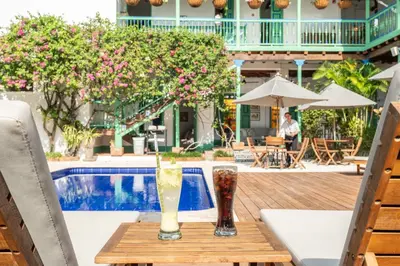 two drinks on a table next to a pool at Casa Cedrela Hotel Boutique -Cauca Viejo- Mayores de 14 años in Jericó
