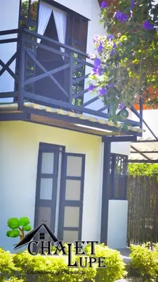 a house with a blue door and a window at Chalet Lupe-Eje cafetero in Palestina