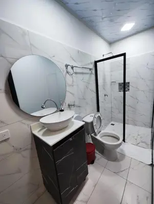 a bathroom with a sink and a toilet and a mirror at HOSPEDAJE EL ENSUEÑO in Doradal