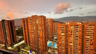 a view of a city with many tall buildings at Habitación Masculina 1 persona en Apartamento Compartido Medellín in Medellín