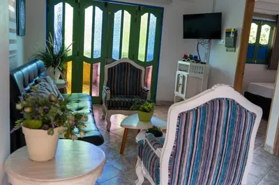 a living room with two chairs and a table at Apartamento Parque Central Guatapé in Guatapé