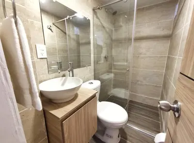 a bathroom with a toilet and a sink and a shower at Apartaestudio S101 a 2 calles de Milán Urbanevo in Manizales