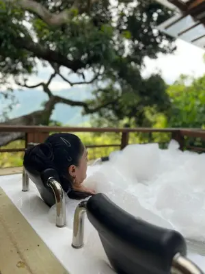 a little girl laying in a hot tub at Eco Hotel La Italia- Hotel Venecia, Antioquia in Venecia