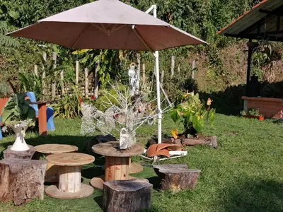 a table with an umbrella in a yard at Finca villa carolina, eje cafetero in La Floresta