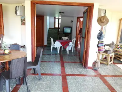 a kitchen and dining room with a table and chairs at Finca villa carolina, eje cafetero in La Floresta