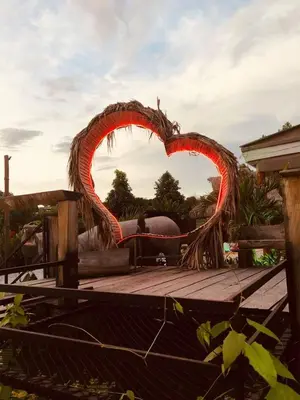 a heart shaped wreath sitting on a wooden deck at finca campestre las heliconias in Puerto Triunfo