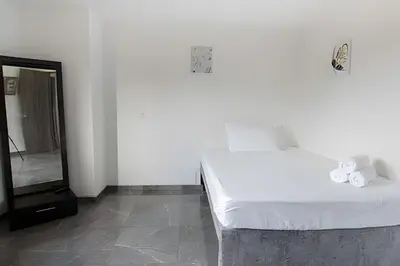a bedroom with a white bed and a mirror at Vistas Top | Parking | Cerca De Estadio y 