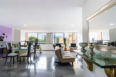a living room with a table and chairs at Vistas Top | Parking | Cerca De Estadio y 