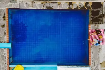 a blue tiled window in a brick wall at Cabaña rural con piscina in Manizales