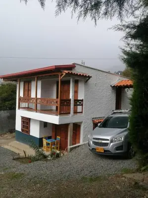 a car parked in front of a house at Apartamento Campestre 201 in Jardin