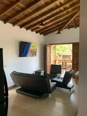 a living room with two chairs and a couch at Apartamento Campestre 201 in Jardin