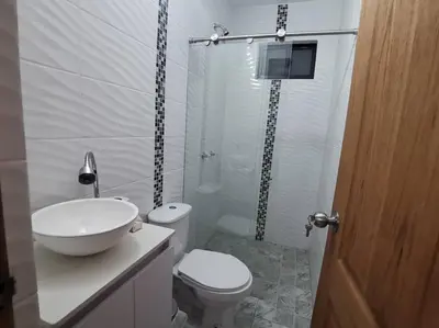 a bathroom with a toilet and a sink and a shower at Hermosa finca a 5 minutos aeropuerto in Guarne