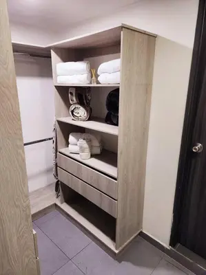 a walk in closet with towels and towels at hermoso y nuevo apartamento en laureles in Medellín