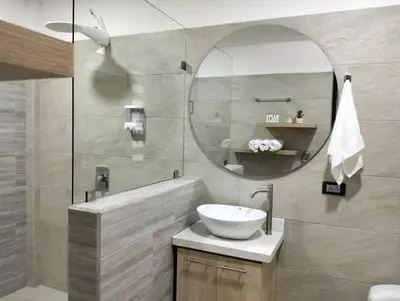 a bathroom with a sink and a mirror at Vivenzza in Jardin