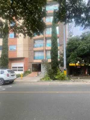 a car parked on a street in front of a building at Apartamento acogedor barrio la Floresta Medellín in Medellín