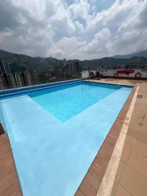 a large swimming pool on the roof of a building at Impecable y lujoso apartamento para una estadía unica in Medellín