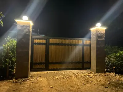 a wooden fence with two lights on top at Finca La Casa de Pablo in Doradal