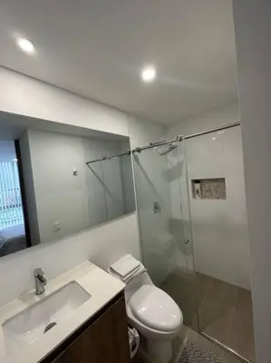 a bathroom with a toilet and a sink and a shower at Loft moderno en zona exclusiva in Manizales