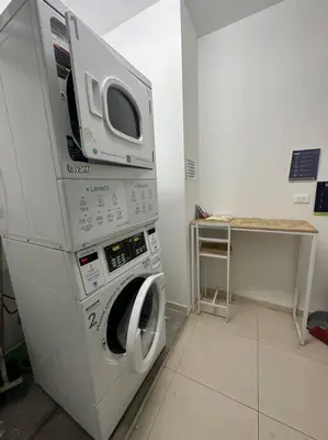 a washing machine and a microwave in a room at Loft moderno en zona exclusiva in Manizales