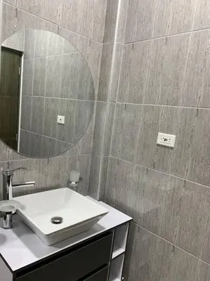 a bathroom with a sink and a mirror at Apartamento de descanso in La Dorada