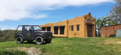 a black jeep parked in front of a house at Hoguera del Nómada in Santo Domingo