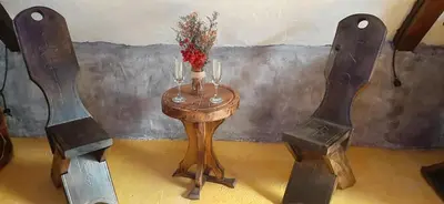 a table with a vase on it next to two guns at Hoguera del Nómada in Santo Domingo