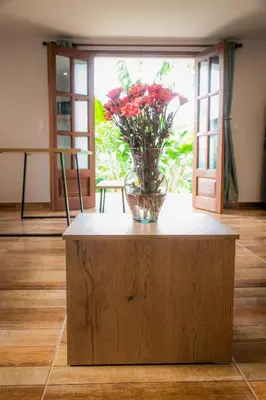 a vase of flowers sitting on top of a table at loft grupo y parejas AZUCENAS in Jardin