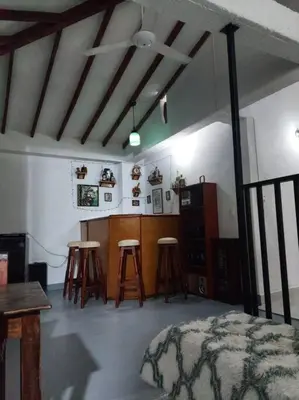 a room with stools and a kitchen and a bedroom at Casa de descanso unifamiliar in Venecia