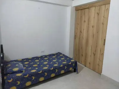 a bedroom with a bed and a wooden door at Casa de descanso unifamiliar in Venecia