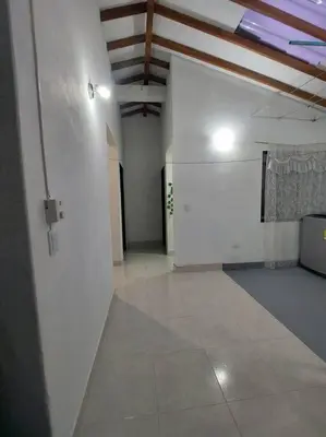 an empty room with a white wall and a tile floor at Casa de descanso unifamiliar in Venecia