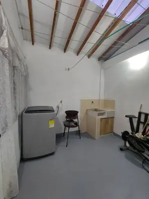 a room with a refrigerator and a chair in it at Casa de descanso unifamiliar in Venecia