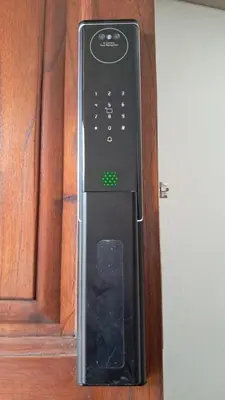 a remote control is attached to a wooden door at Casa familiar vacacional in Jardin