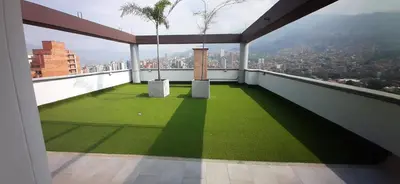 a balcony with a green lawn on the roof of a building at Confortable Aparta Loft 903 Aiana Verde in Medellín