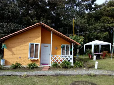 a small house in a yard with a tent at Hospedaje Santaelena -chalets de montaña- in Santa Elena